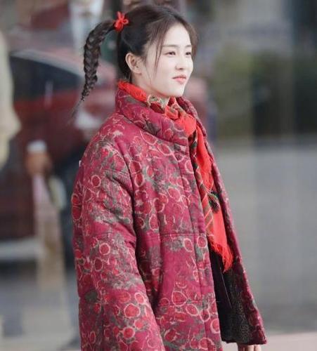 明星穿上东北花棉袄宋祖儿接地气白鹿可爱他俩的红配绿笑崩