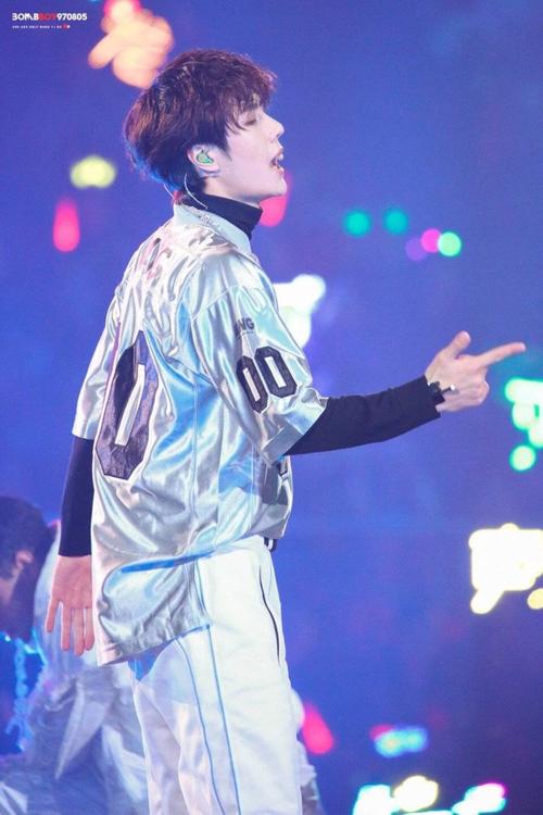 181231 湖南卫视跨年晚会 @uniq-王一博 cr:logo