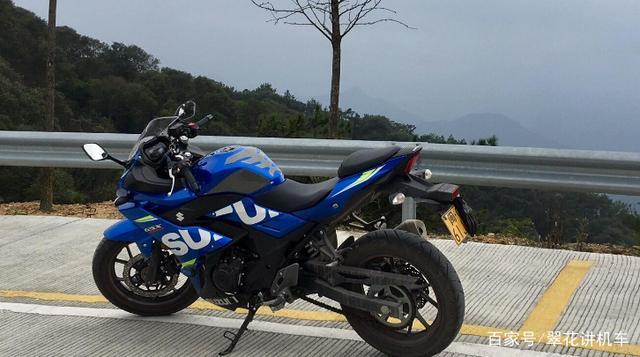 豪爵铃木gsx250r-a的坐高为790mm,离地间隙为160mm,本人183cm感觉坐高