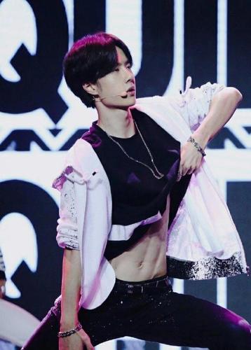 王一博的腰太神奇了吧简直可以就地旋转啦