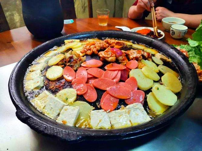 特色美食 贵州 水城烙锅,是贵州省六盘水市水城县的特色名小吃,水城烙