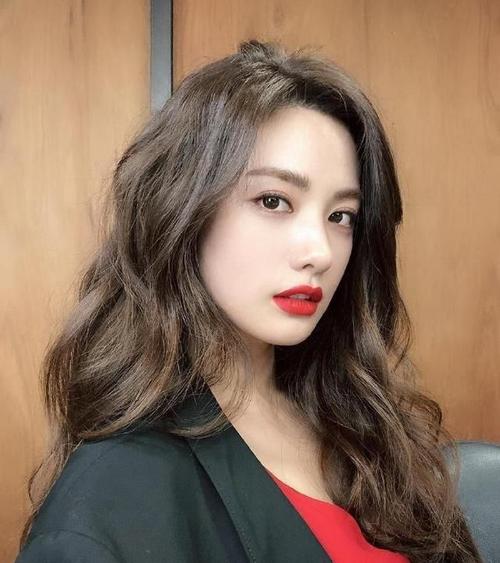 她的美不如十八线小明星,说她美简直过份!