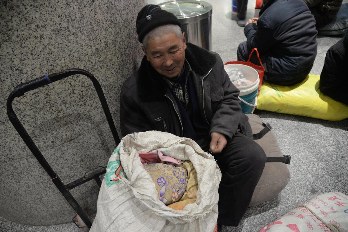 62岁老父亲为儿子结婚北漂五年:干不动了!