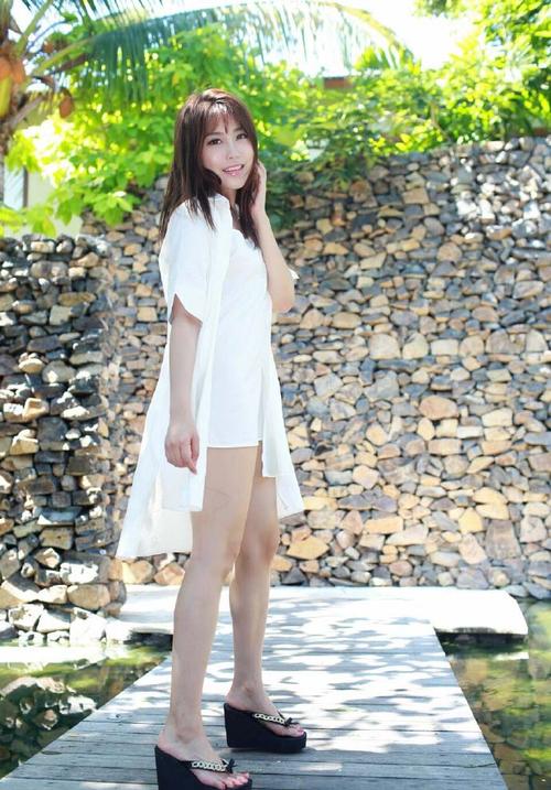 极品美女许诺网酥胸爆乳性感旅拍写真图片