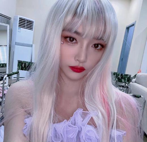 许佳琪银色长发造型##许佳琪长发麻花辫造型