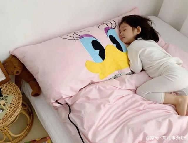 为什么有些孩子睡觉不盖被子也不会着凉宝宝真的比较耐寒吗