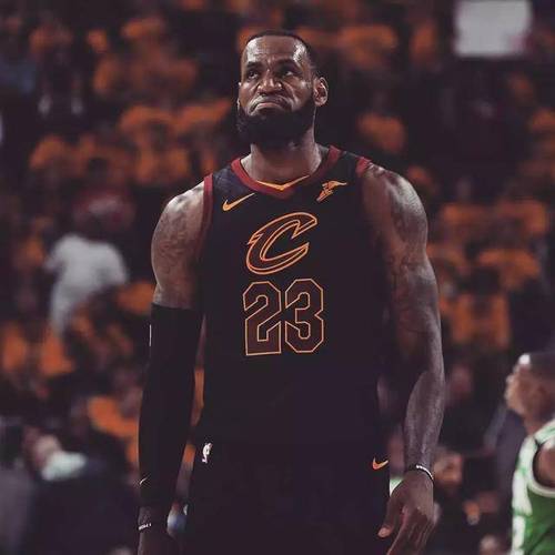 同时詹姆斯职业生涯季后赛第106次得到30 ,排在nba历史第二位,距离榜