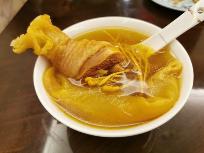 虫草花鸡脚猪骨炖花胶