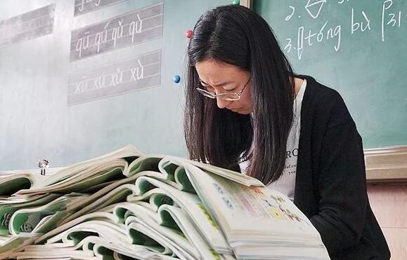 孩子辛苦写作业无人批改,家长暴怒质问老师,老师答"要不你来"