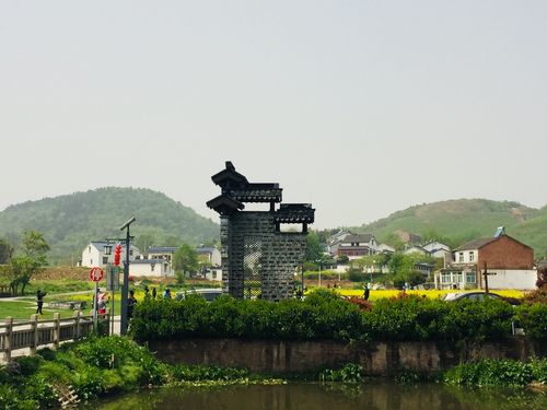 佘村位于江宁县上坊青龙山.独特的山景水秀,梨花谷,潘