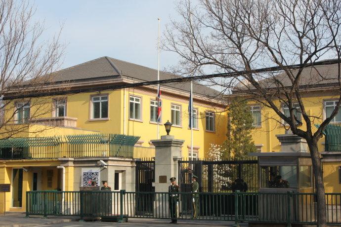 英国驻华使馆降半旗致哀撒切尔夫人逝世长治电音之王