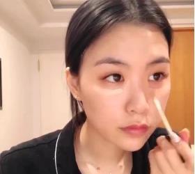 高以翔前女友过度思念被质疑,独坐海边喝啤酒,摆造型像在拍写真