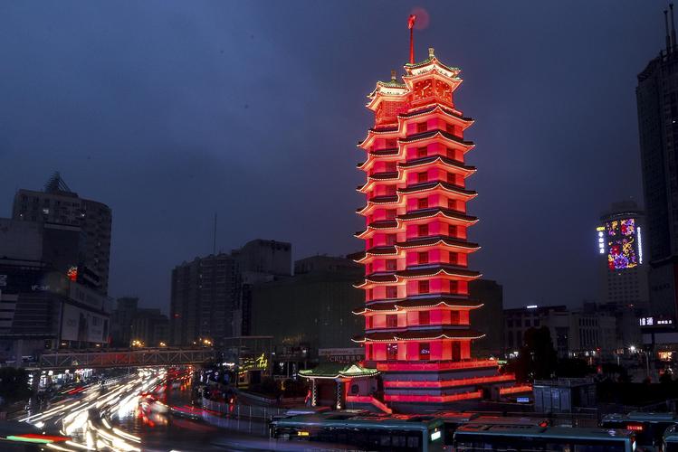 郑州二七纪念塔"红装"点亮夜色.