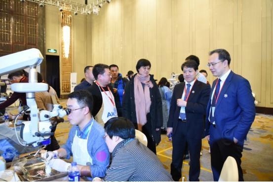 国内眼底病大咖云集冰城 为青年眼科医师"传经送宝"