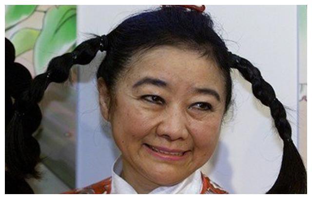 中国第一女首富,迷你短裙配两个辫子,"小甜甜"830亿遗产全捐