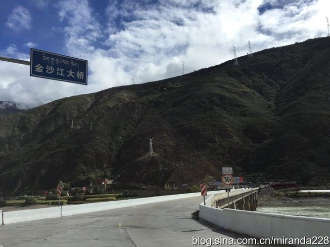 离开巴塘半小时后我们到了川藏分界线的金沙江大桥,大桥山的涂鸦文化
