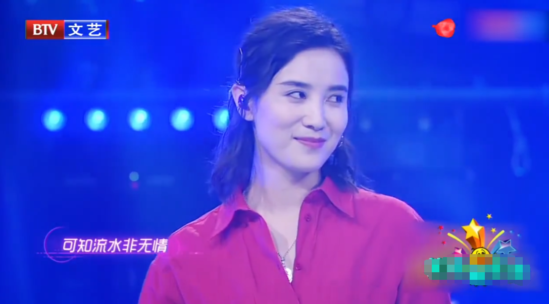 宋佳王耀庆同台献唱,两人眼神互动超有爱,网友:太般配