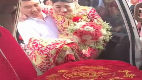 新娘被新郎抱上婚车!动作太笨拙!新娘表情有点怪!
