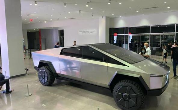 为了帮博物馆提升人气,特斯拉把电动概念皮卡cybertruck开进了展馆