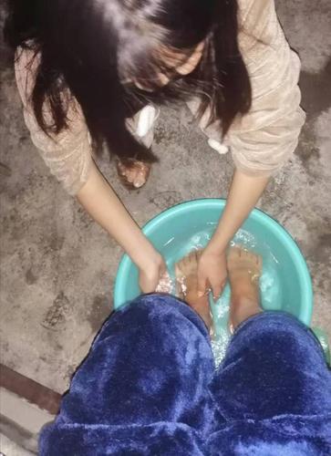 平玉四中感恩教育第一期,给父母,爷爷奶奶洗脚等活动!