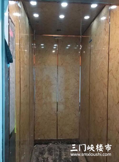 电梯间的临时护板,不是一般小区的木工板,只为了让您的心情,从