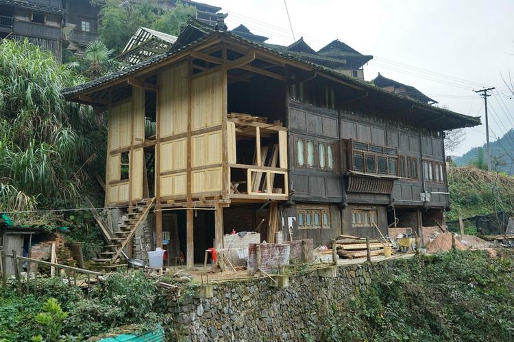 西南的很多少数民族的房屋都是吊脚楼,主要使用木材修建,建在山腰上.