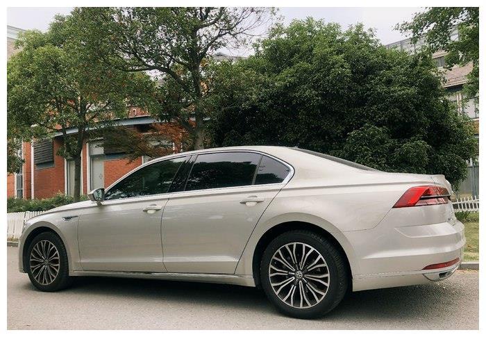 52岁大爷喜提大众辉昂,外观既大气又低调,这价格买的挺便宜吧