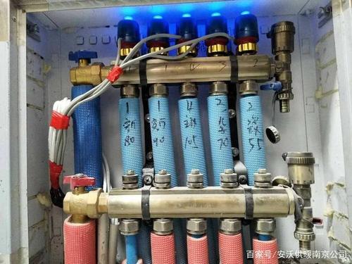 层饰面层(地板或瓷砖)温控面板锅炉水管锅炉分水器手动或电动阀门保