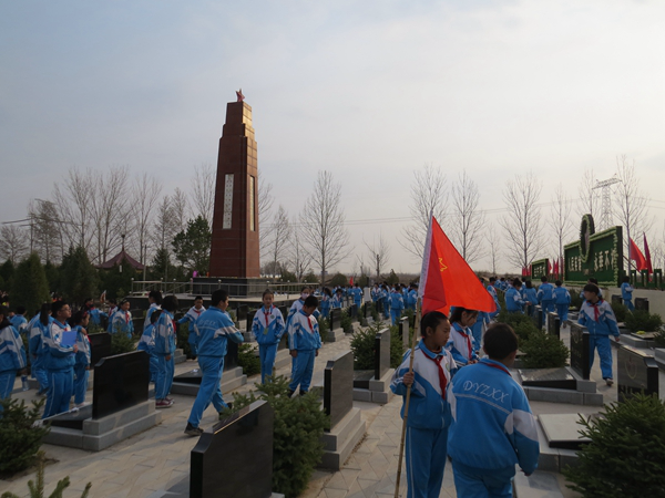 祭扫烈士陵园 缅怀革命先烈