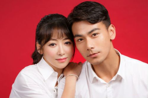 陈紫函与男友戴向宇领证!微博晒搞怪结婚照甜蜜秀恩爱