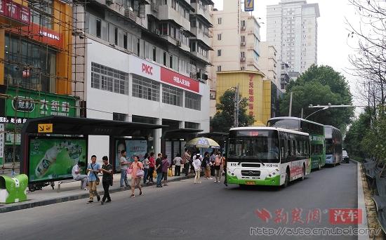 武珞路公交车站距小学仅十米 安全隐患引众人忧