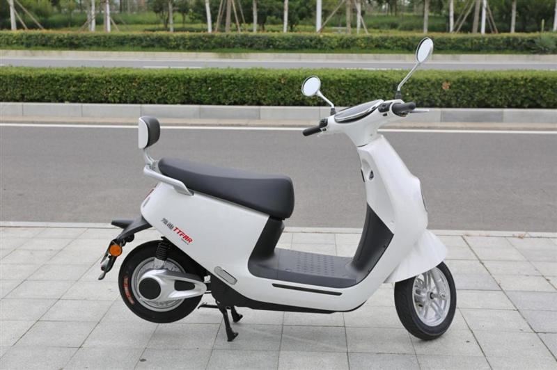 百公里超长续航雅迪冠能m8评测ttfar7级增程系统加持的电动车