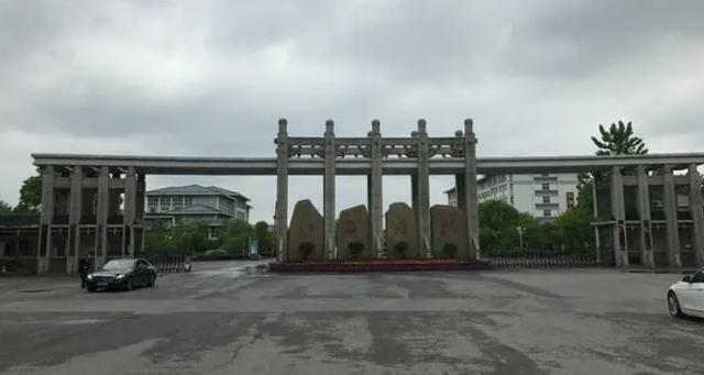 扬州江海学院位于扬州古运河畔,是经省人民政府批准,教育部备案,以