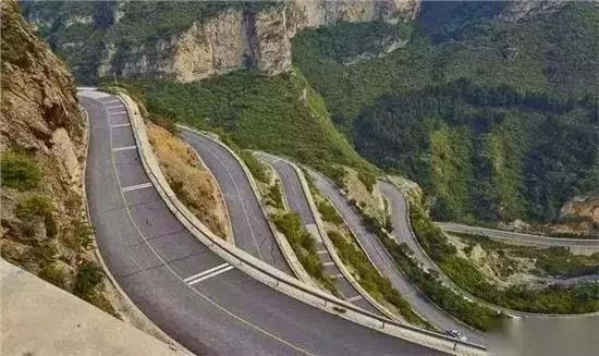 "秋名山上行人稀,常有车手较高低.如今车道今犹在,不见当年老司机"!