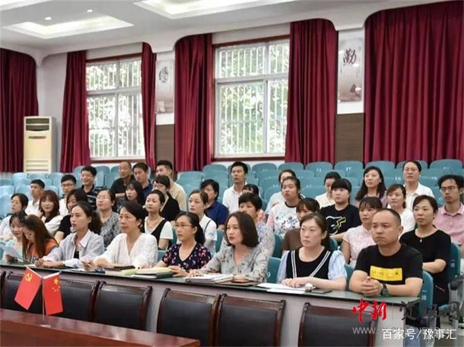 开封市县街小学师生观看河南省师德诗歌朗诵比赛