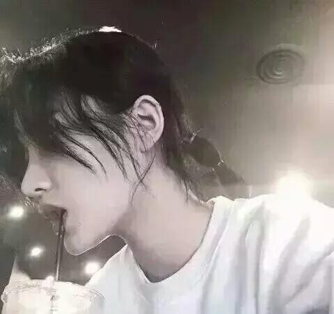 伤感黑白女生头像