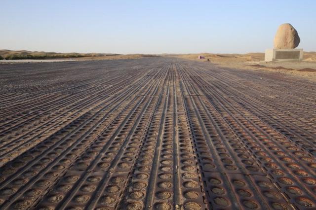 塔克拉玛干沙漠公路