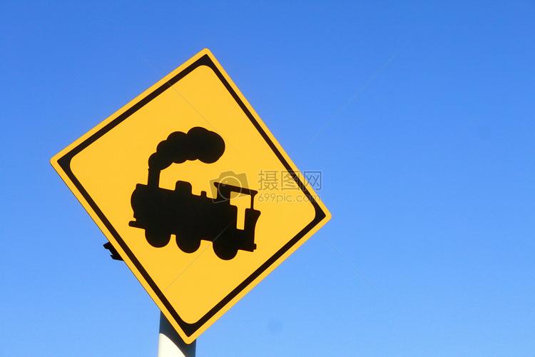 蓝天下的火车路标
