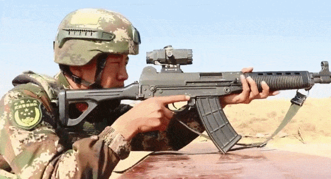 解放军高原侦察兵添利器步枪配新瞄说打左眼就不打右眼