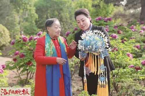 关美利(右)与豫剧大师马金凤 (图片由受访者提供,李砺瑾翻拍)