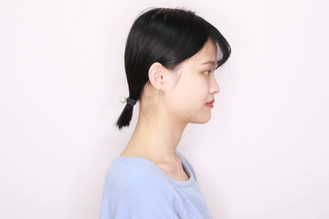 5,慢慢把头向后仰望,脖子完全放松,坚持5秒钟,之后慢慢抬起,把头向下