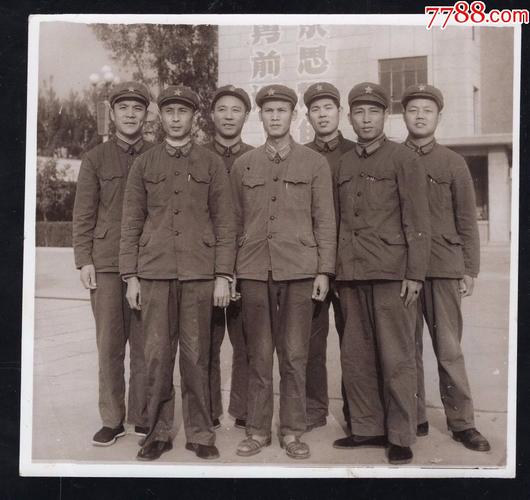 6.70年代军人老照片1张(尺寸约11.7*12.5厘米)