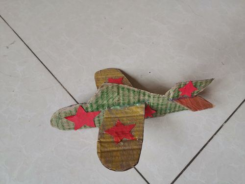 请欣赏家长们的手工制作"军模"