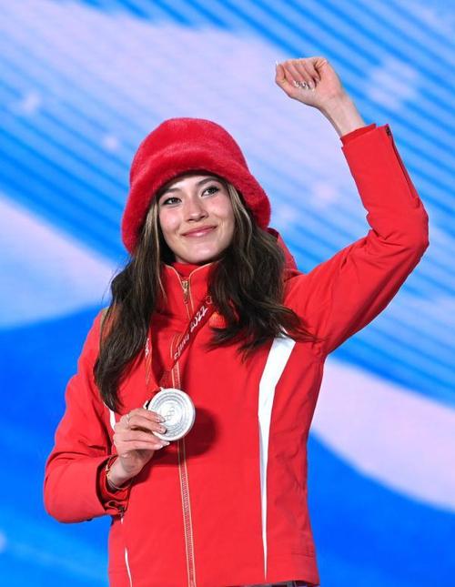 2月15日,北京2022年冬奥会自由式滑雪女子坡面障碍技巧奖牌颁发仪式在