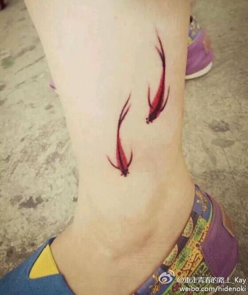 活泼的小鱼纹身图案