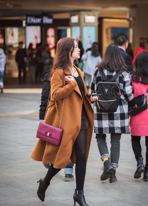 身材微胖的小姐姐紧身装的穿搭凸显性感的女神范儿