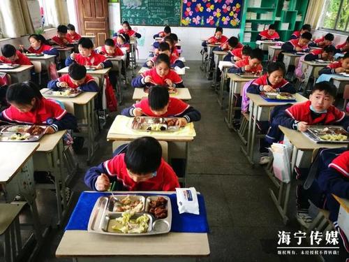 今天海宁这些小学生开学了上课吃饭是这样的