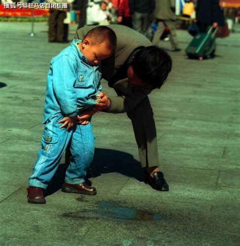 总是尿裤子,该怎样训练自闭症儿童尿尿呢?