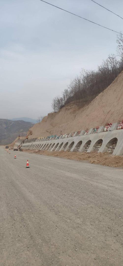 砼窗式护面墙施工中