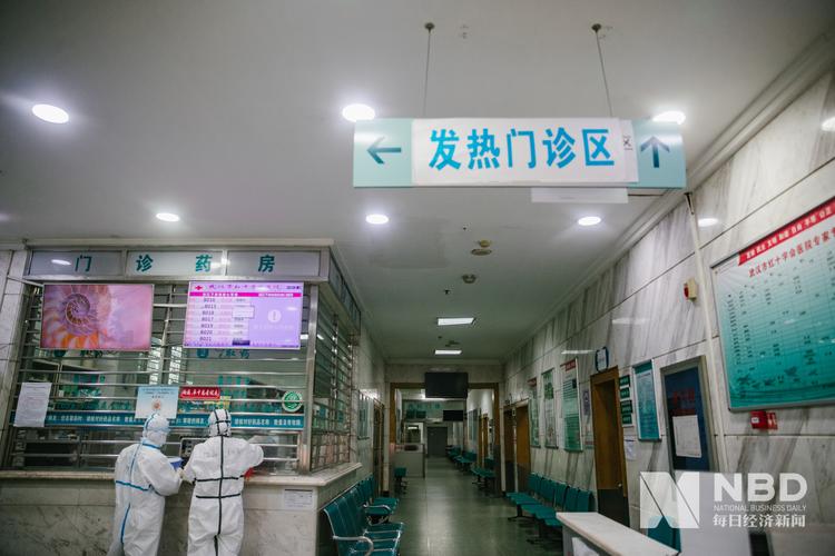 图集丨实拍武汉医院的日常:她在防护服上写"请叫我女神"